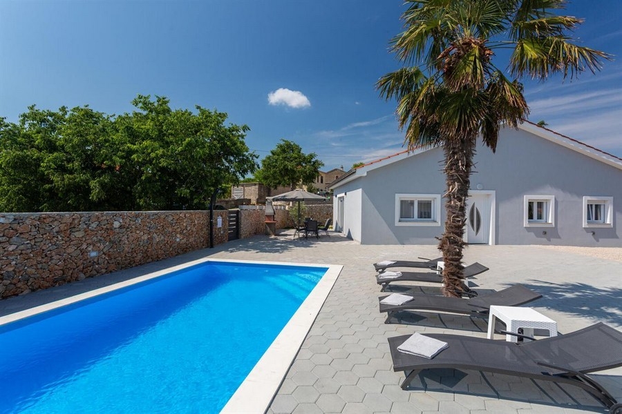 Poolbereich mit Sonnenliegen