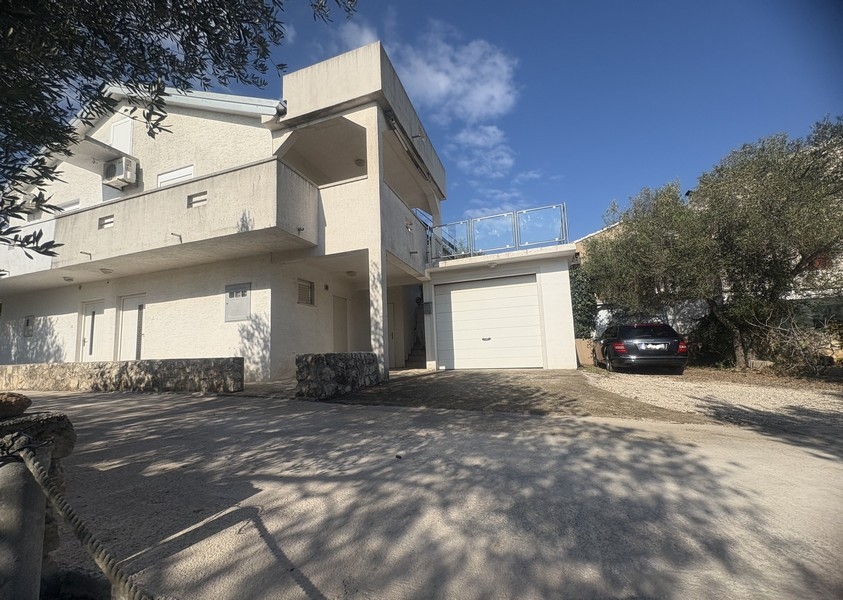 Blick über Wohngebiet mit Meer im Hintergrund