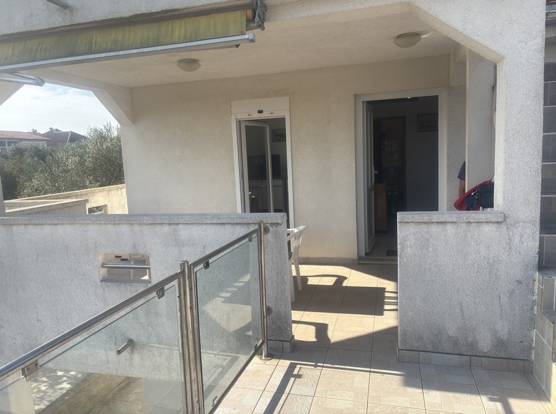 Großzügige Terrasse mit Geländer