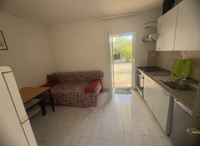 Wohnküche mit Sitzbereich und Ausgang