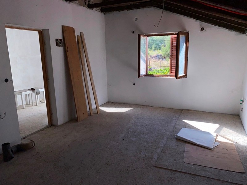 Innenraum Rohbau Obergeschoss mit Dachbalken