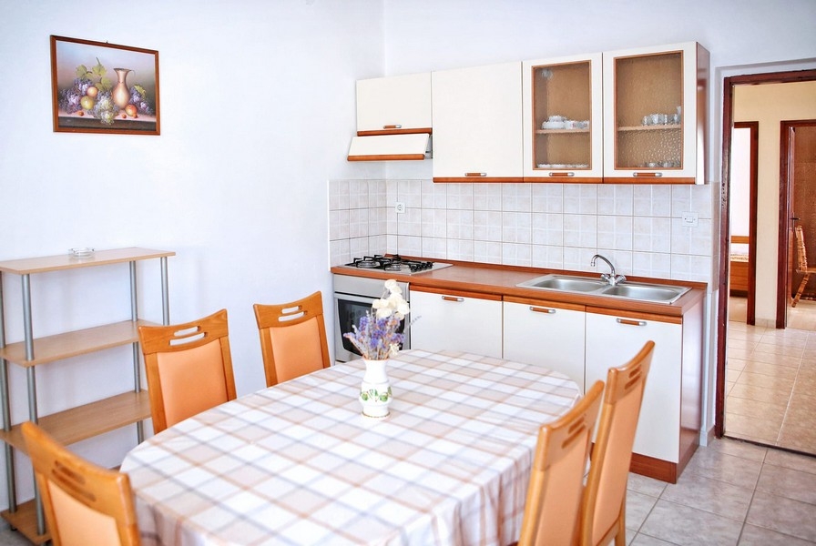 Küche und Esstisch.