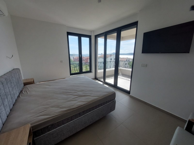 Schlafzimmer mit Zugang zur Terrasse und Meerblick