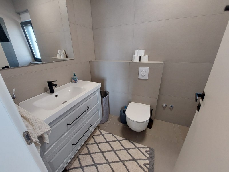 Modernes Badezimmer mit Dusche und WC