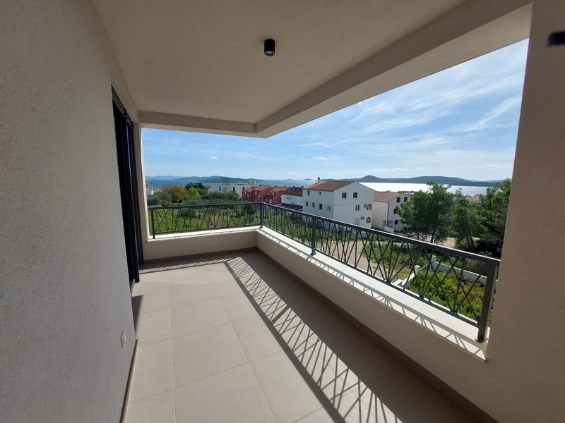 Überdachte Terrasse mit Meerblick