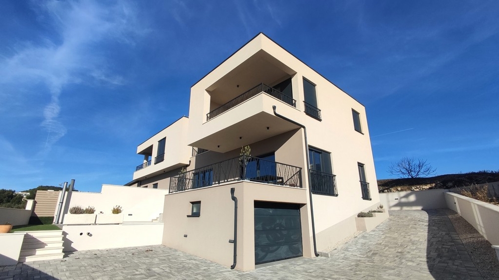 Moderne Doppelhaushälfte mit Garage und Terrassen