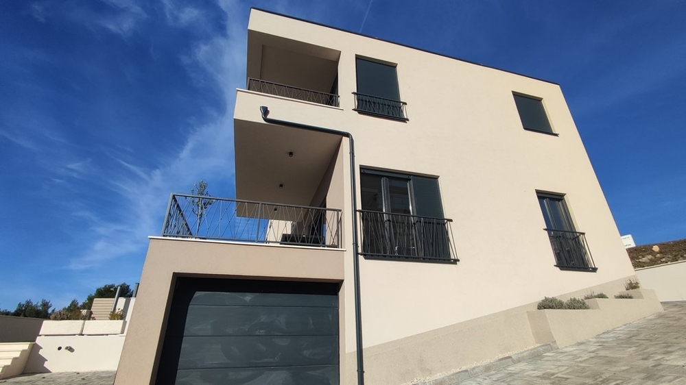 Moderne Hausfassade mit Balkonen in ruhiger Lage