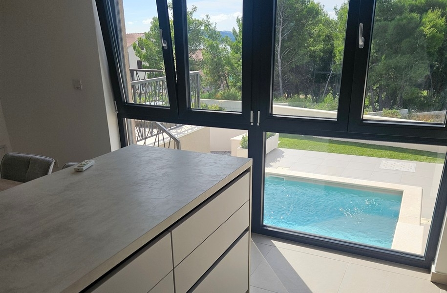 Küchenbereich mit Blick auf Pool und Garten