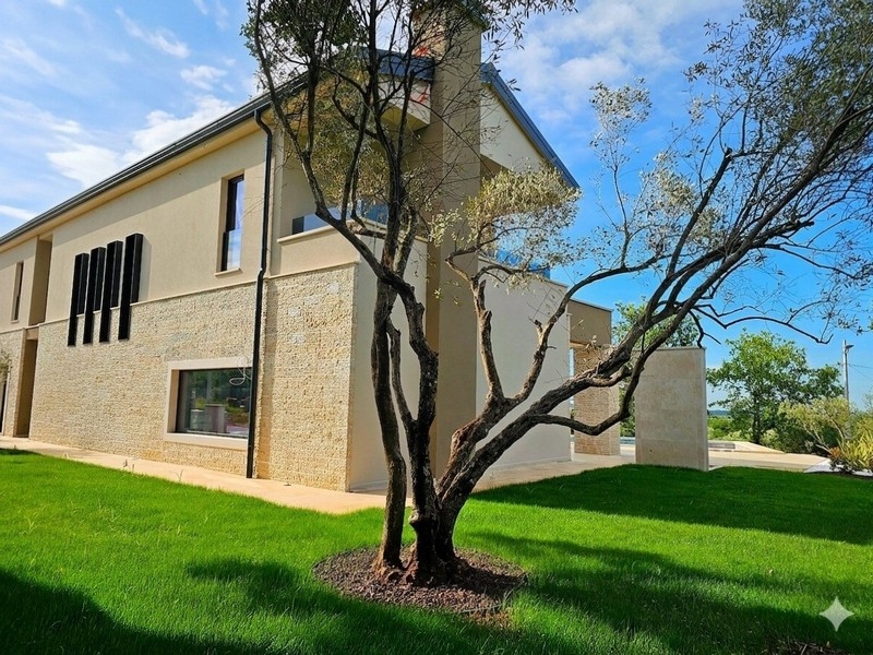 Rückseite der Villa H3794, die in Kroatien zum Verkauf steht.