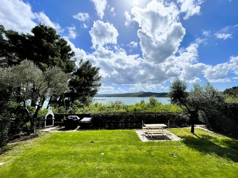 Meerblick vom Garten des Bungalows H3795, der in der Region Zadar im Ort Posedarje zum Verkauf steht.