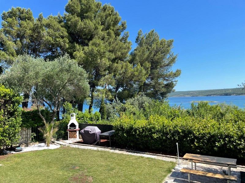 Garten mit Meerblick und Grillplatz