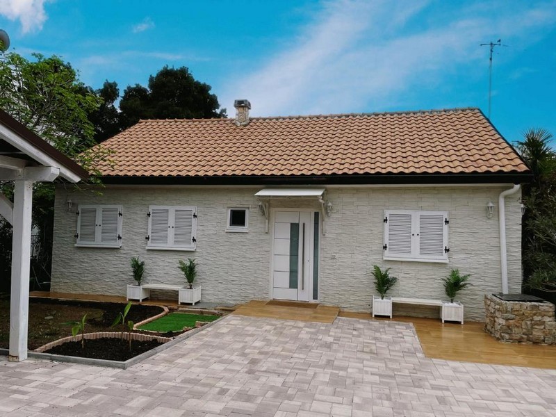 Hausansicht mit Vorgarten