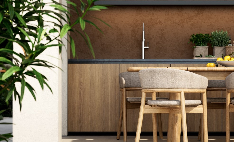 Outdoor-Küche mit Barhockern