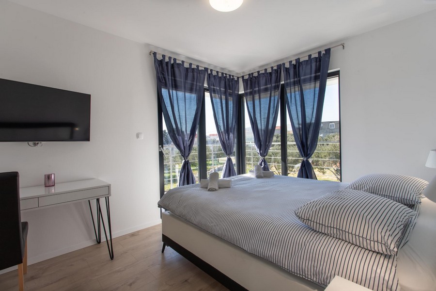 Wohnbereich mit großer Glasfront der Immobilie H1720, Kastela, Kroatien.