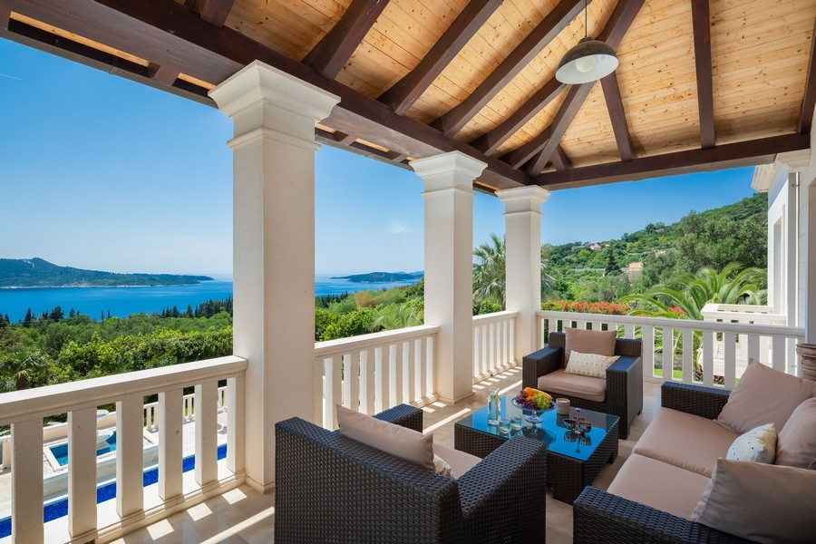 Überdachte Terrasse mit Sitzgruppe und Meerblick