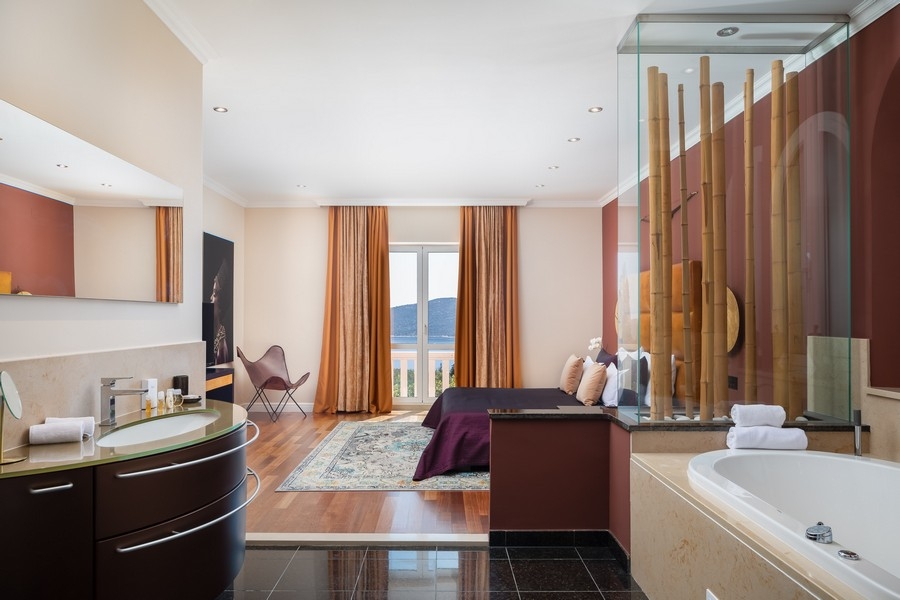 Schlafzimmer mit Bad en suite und Meerblick