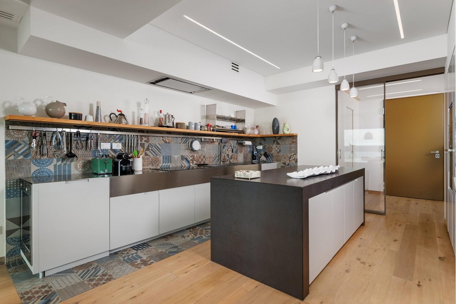 Moderne Küche mit Kochinsel