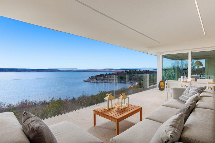 Überdachte Terrasse mit Meerblick