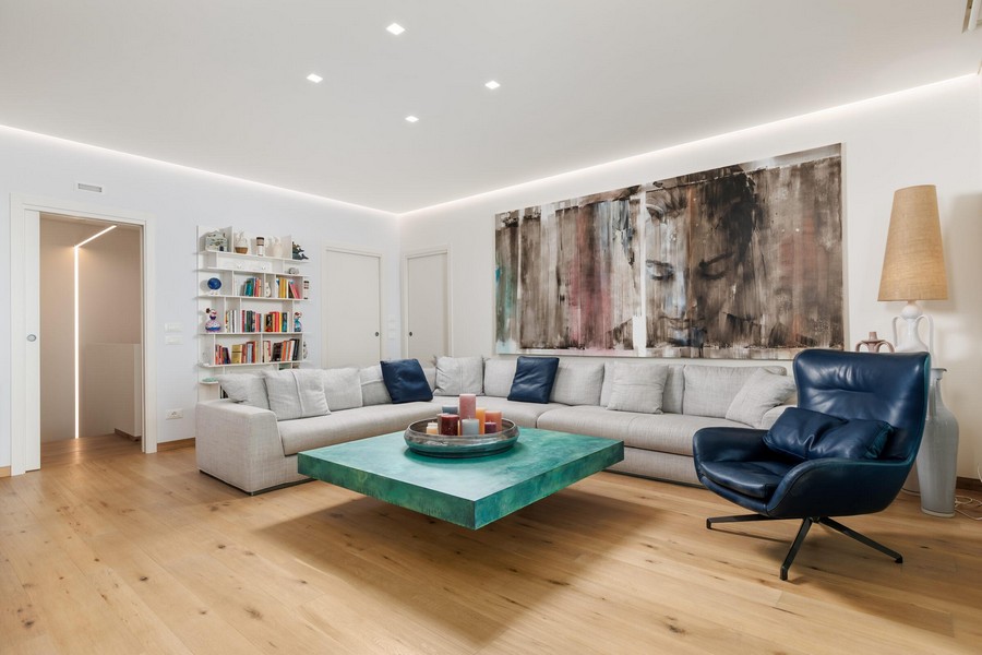 Großzügiges Wohnzimmer mit moderner Einrichtung und schwebendem Tisch