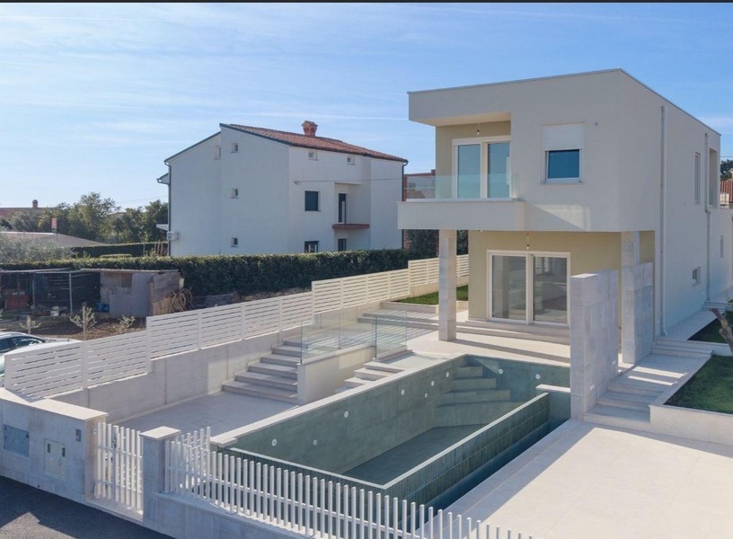 Neubauhaus mit Pool und Balkon nahe dem Meer