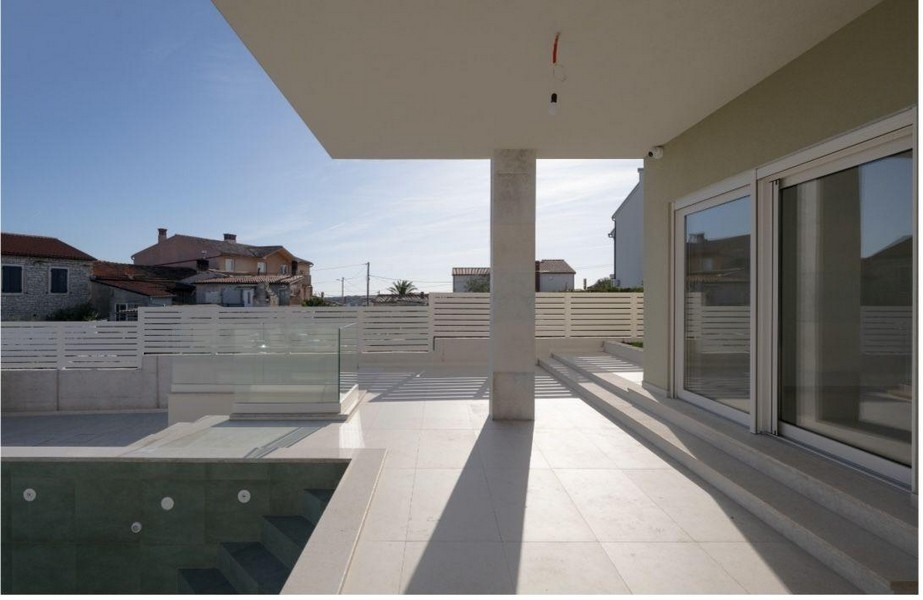 Terrasse mit Poolbereich und Treppenanlage