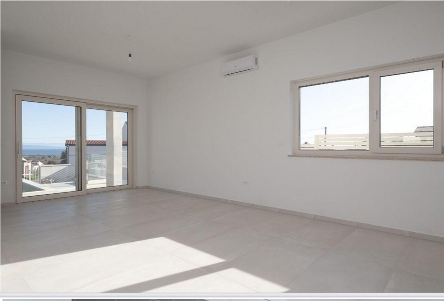 Heller Wohnraum mit großen Fensterflächen