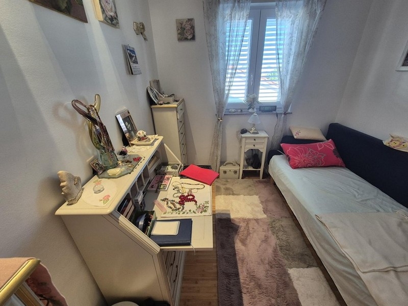 Zimmer mit Bett der Einheit H3805