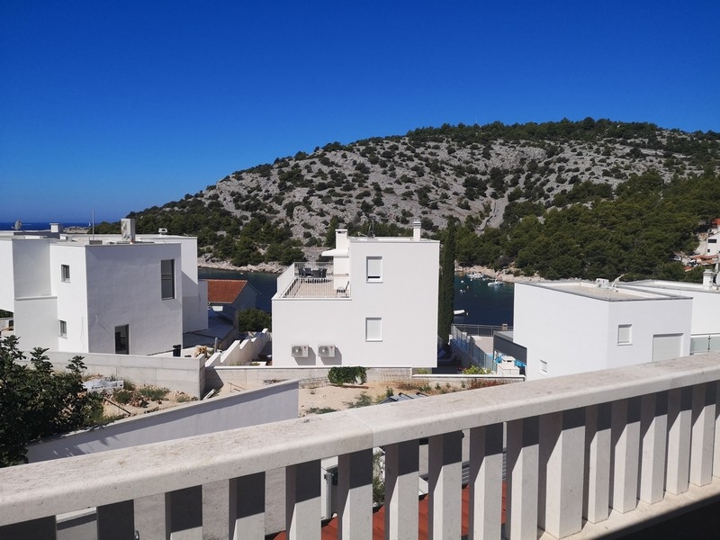 Blick bis zum Meer der Immobilie H3805 bei Rogoznica, Dalmatien.