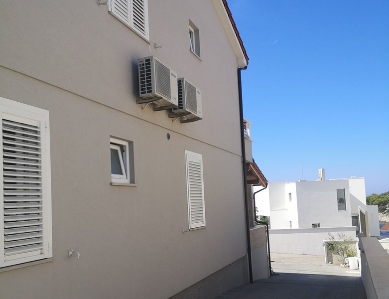 Seitliche Ansicht des Hauses H3805 bei Rogoznica