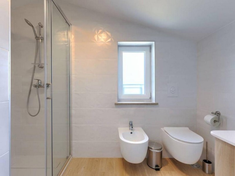 Modernes Badezimmer mit Dusche, WC und Bidet