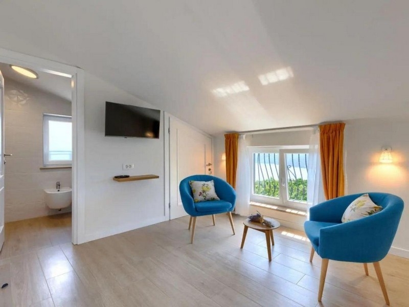 Schlafzimmer im Dachgeschoss mit Sitzbereich