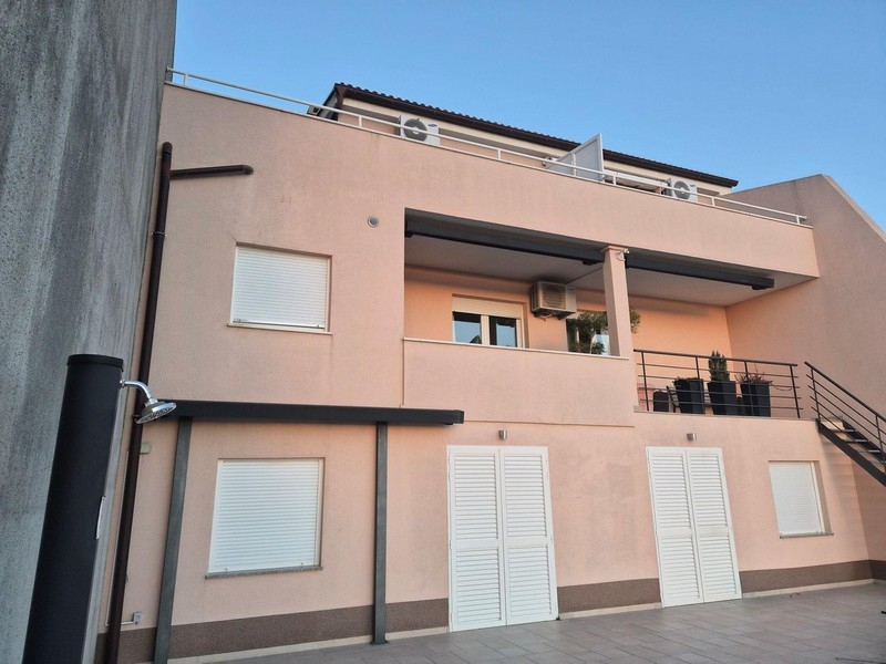 Apartmenthaus mit vier Einheiten in Panorama-Lage Crikvenica