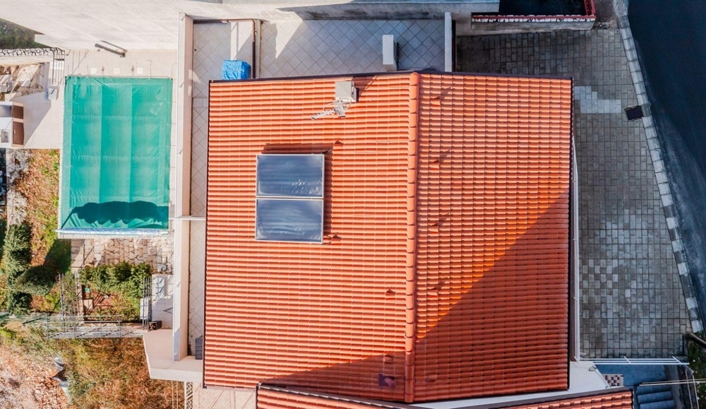 Luftaufnahme mit Pool und rotem Ziegeldach in Crikvenica