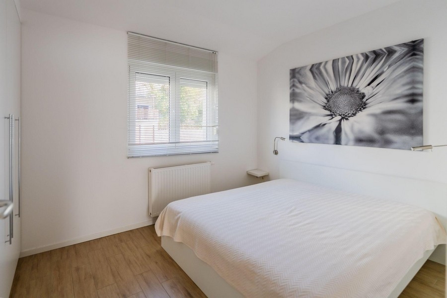 Schlafzimmer mit Doppelbett und großem Wandbild