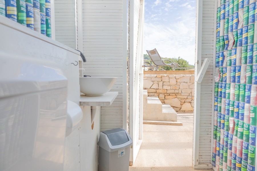 Badezimmer mit Zugang zur Außenterrasse