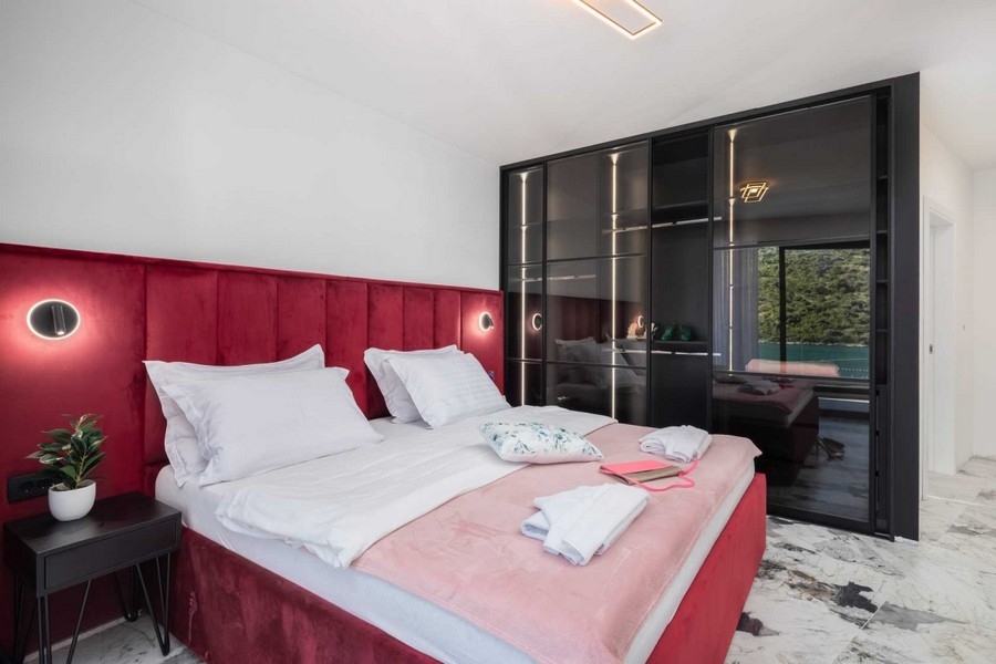 Schlafzimmer mit Einbauschrank und Blick auf das Wasser