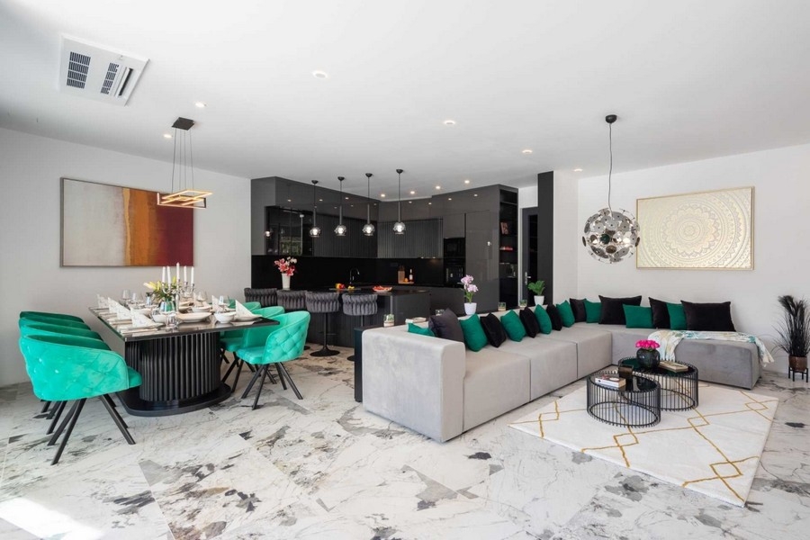 Offener Wohnbereich mit Küche und Essbereich