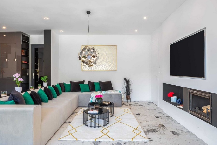 Wohnzimmer mit Kamin und großem Sofa