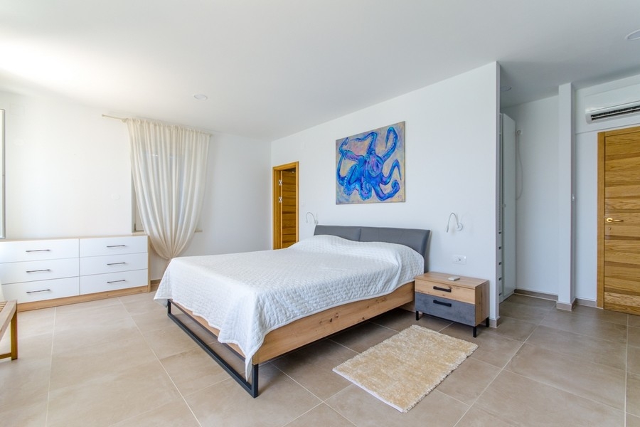 Schlafzimmer mit Doppelbett und Kommode