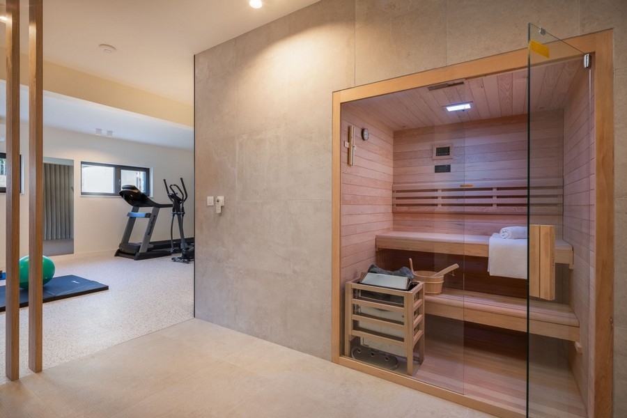 Privater Saunabereich mit Glasfront