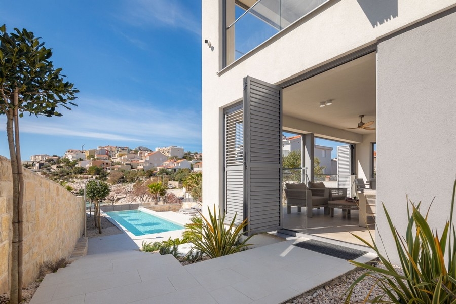 Blick auf die Terrasse der Luxusimmobilie H3812 in Dalmatien.