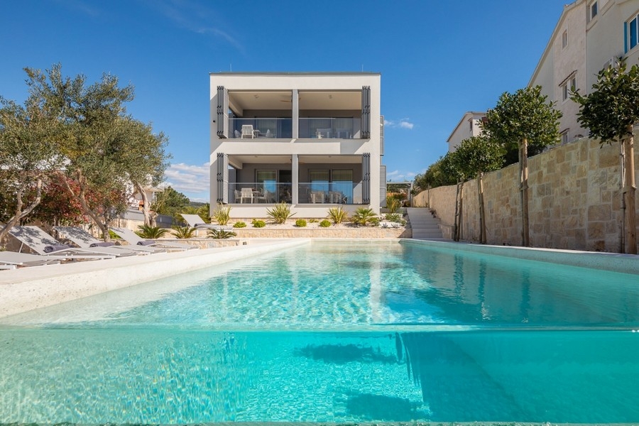 Moderne Villa in erster Reihe zum Meer mit Swimmingpool - Immobilie H3812