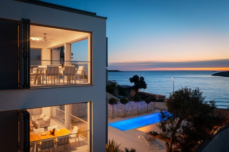 Villa mit Meerblick und Pool bei Sonnenuntergang