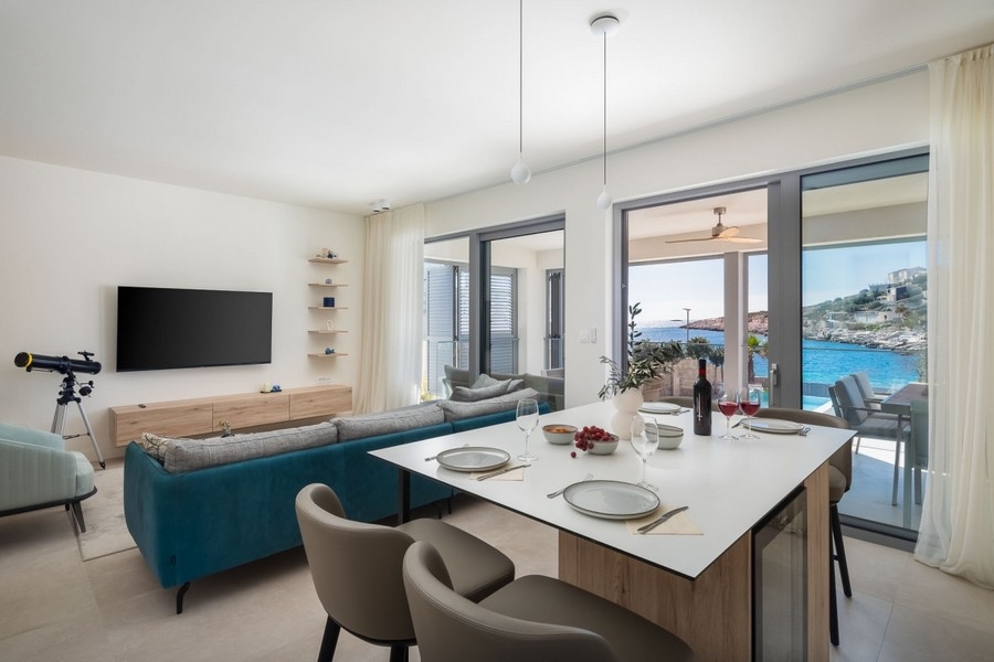 Wohnraum mit Meerblick und Zugang zur Terrasse