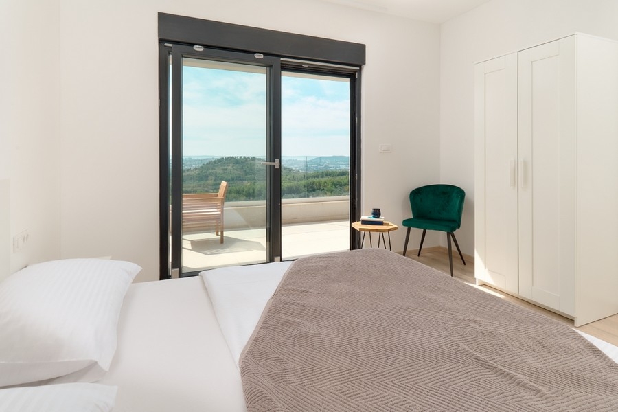 Schlafzimmer mit Meerblick und moderner Einrichtung