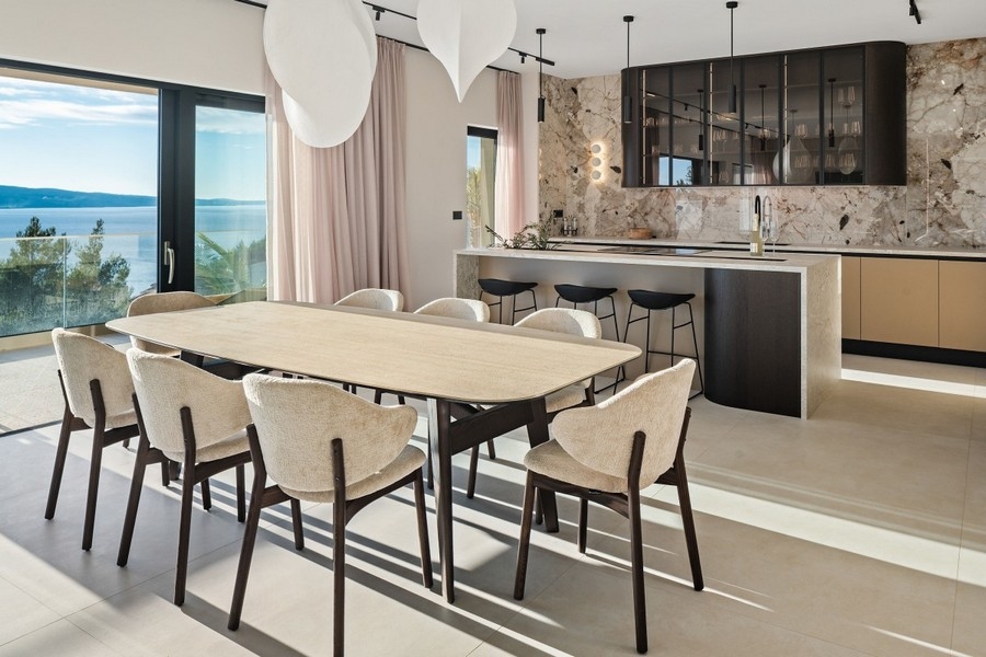 Designküche mit Natursteinrückwand und Bartresen