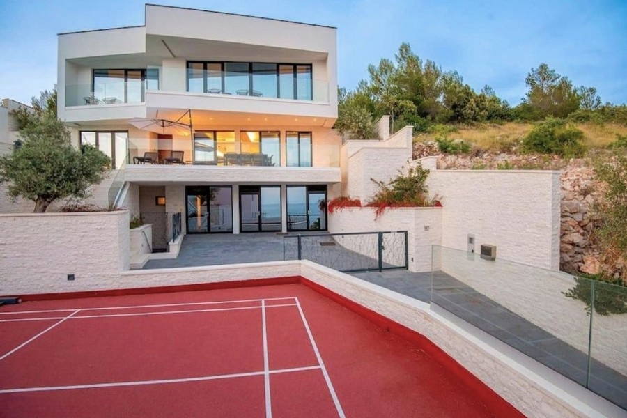 Luxuriöse Villa mit Sportplatz zum Verkauf bei Primosten in Kroatien.