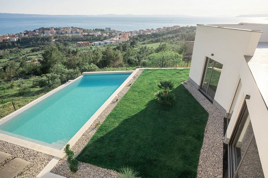 Blick auf den Pool und das Meer von der Villa H3816 bei Split in Kroatien.