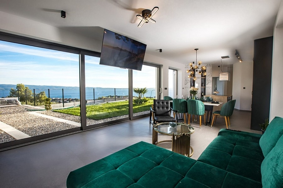 Moderner Wohnbereich mit großen Glasfronten und Meerblick