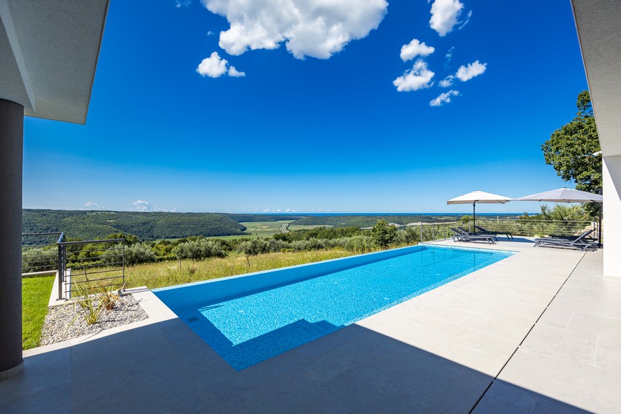 Swimmingpool und Meerblick der Villa H3817 bei Buje in Kroatien.